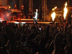 50 bin kişi konserle coştu